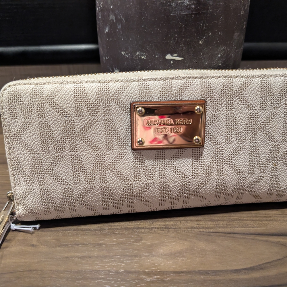 Michael Kors Vanilla Jet Set Continental Monogram Wallet